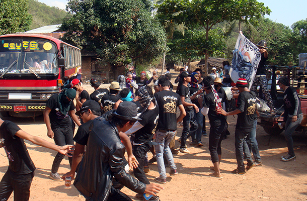 ရဲတွေက စရိုက်တာဟု မွန်လူငယ်များ ပြော