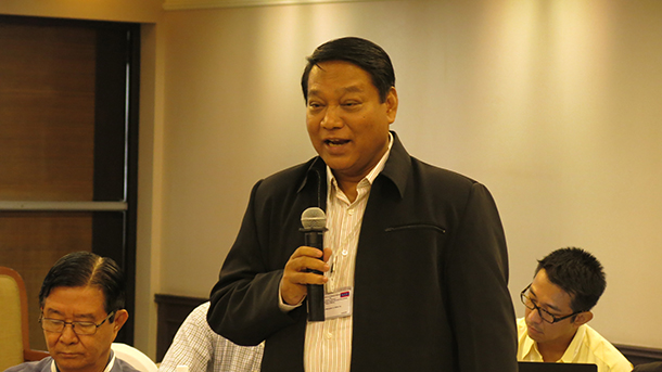 ဒီလ ၈ ရက်နေ့က ထိုင်းနိုင်ငံ ချင်းမိုင်မြို့မှာ ပြုလုပ်တဲ့ UNFC နဲ့ ပြည်ထောင်စု ငြိမ်းချမ်းရေး ဖော်ဆောင်ရေး လုပ်ငန်း ကော် မတီ (UPWC) တို့ ဒုတိယ အကြိမ် အကြိုနိုင်ငံရေး ဆွေးနွေးပွဲမှာ အမှာစကားပြောနေတဲ့ လူဝင်မှု ကြီးကြပ်ရေးနဲ့ ပြည်သူ့အင်အား ဦးစီးဌာန ပြည်ထောင်စု ဝန်ကြီး ဦးခင်ရီ (ဓာတ်ပုံ - ကျော်ခ/ ဧရာဝတီ)