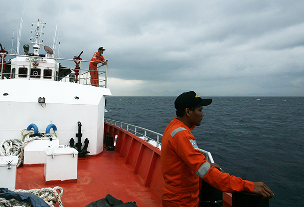 အန်ဒမန် ပင်လယ်အတွင်း မတ်လ ၁၅ ရက်နေ့က ရှာဖွေရေးနှင့် ကယ်ဆယ်ရေး လုပ်ဆောင်နေသော မလေးရှား သင်္ဘောတစီး (ဓာတ်ပုံ - Reuters)