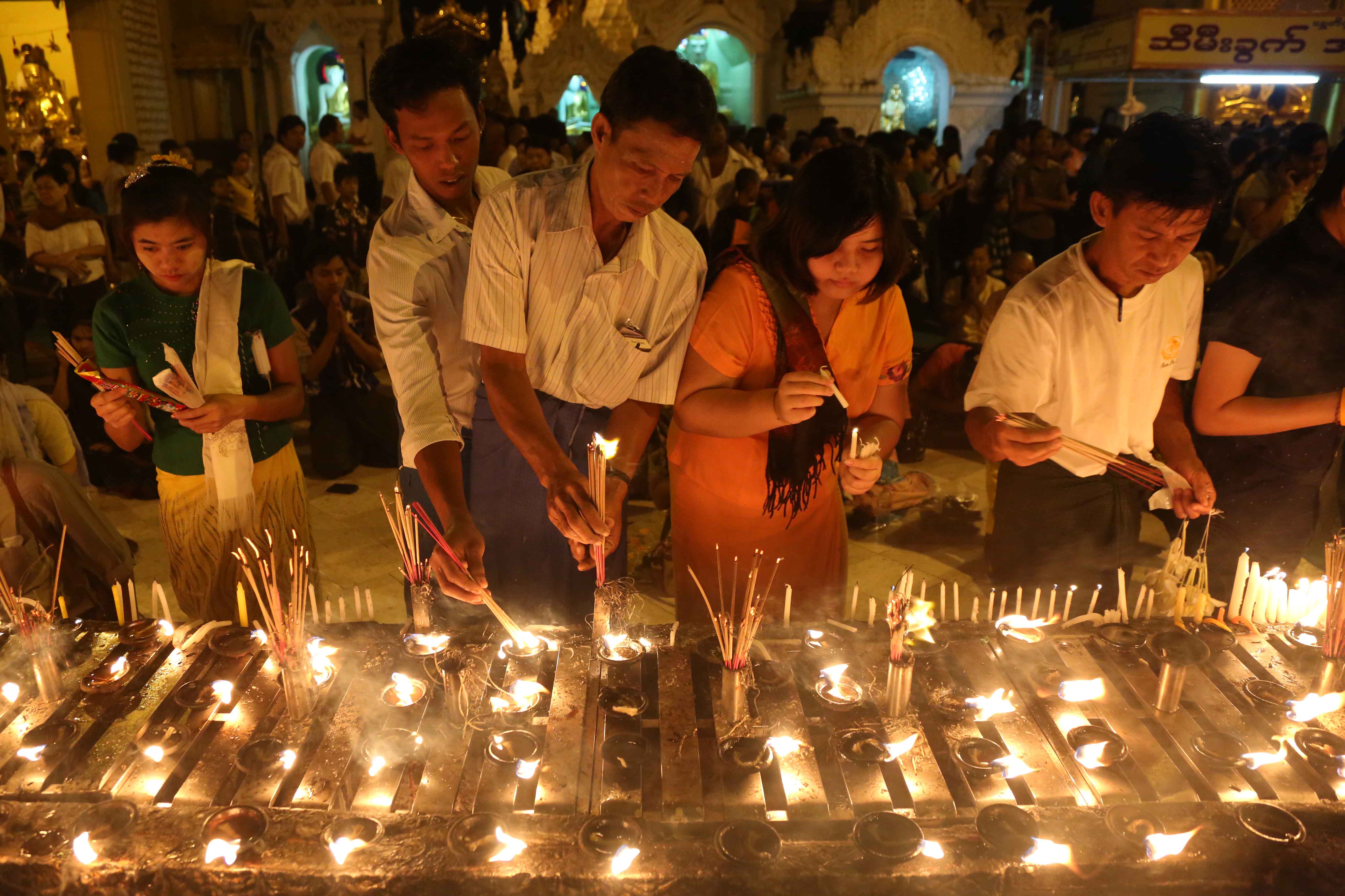 သီတင်းကျွတ် လပြည့်နေ့ မြင်ကွင်း