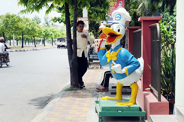 မန္တလေး တရုတ်စားသောက်ဆိုင်ရှေ့က Donald Duck အတု (ဓာတ်ပုံ - Steve Tickner / The Irrawaddy)