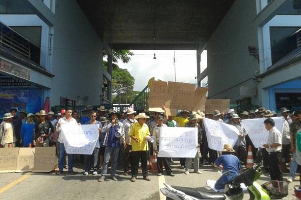 မယ်ဆိုင်ချောင်းတူးဖော်မှု မကျေနပ်၍ ထိုင်းလယ်သမား တံတားပိတ်ဆန္ဒပြ