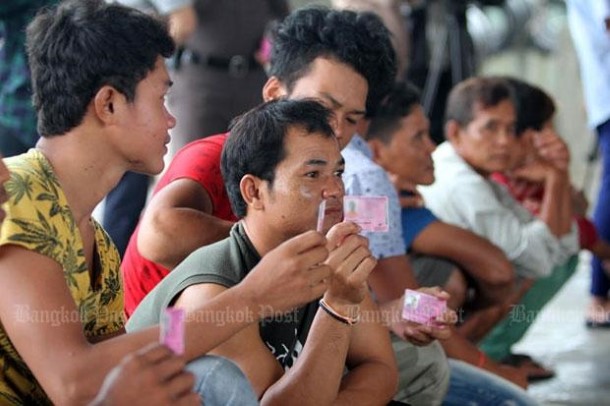 ထိုင်းနိုင်ငံ ဆမွတ်ဆခွန်အရပ်ရှိ ရွေပြောင်းလုပ်သားများ အလုပ်လုပ်ခွင့်ကဒ်ကို ပြသကာ စစ်ဆေးမှုခံယူစဉ်(ဓာတ်ပုံ - Bangkok Post)