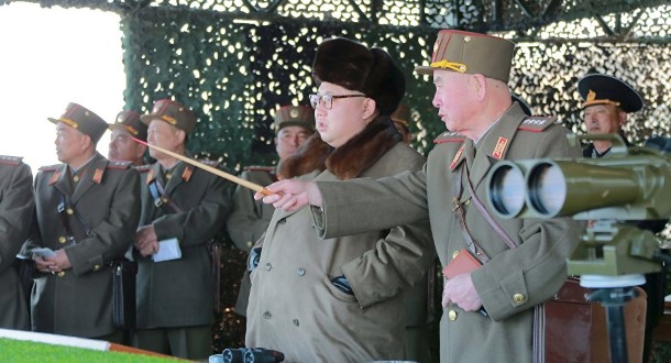 စစ်ရေးလေ့ကျင့်မှုကို ကြည့်ရှုနေသည့် မြောက်ကိုရီးယားခေါင်းဆောင် ကင်ဂျုံအန်း (ဓာတ်ပုံ -  Reuters)