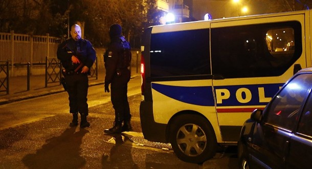 အကြမ်းဖက်သမားများကို ပိတ်ဆို့ရှာဖွေနေသည့် ပြင်သစ်ရဲတပ်ဖွဲ့(ဓာတ်ပုံ - AP)