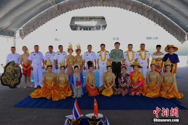 ထိုင်းနိုင်ငံ Sattahip ဆိပ်ကမ်းကို ရောက်လာတဲ့ တရုတ်စစ်သင်္ဘော Changbaishan ကို ကြိုဆိုနေစဉ်(ဓာတ်ပုံ - Chiannews)
