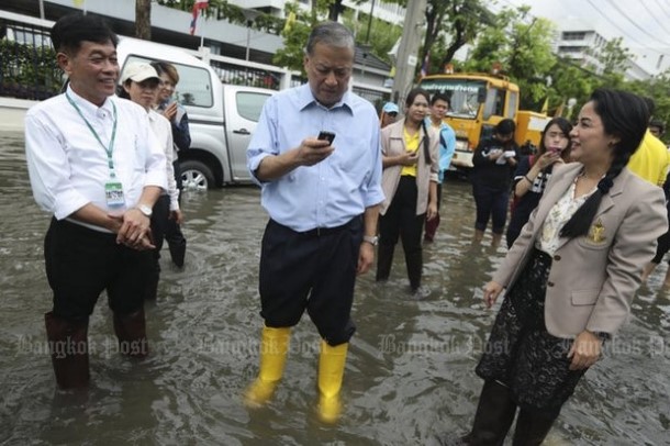 မိုးကြောင့် ဘန်ကောက်မြို့လမ်းများ၌ ရေလျှံမှု မြို့တော်ဝန်တောင်းပန်