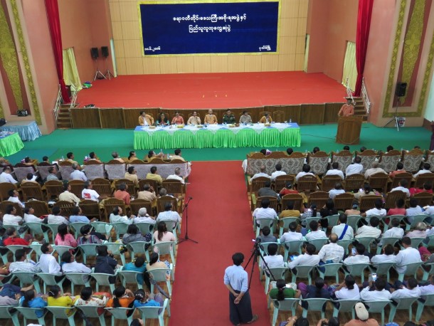 ပုသိမ်မြို့တော်ခန်းမတွင် ပြည်သူလူထုနှင့် တွေ့ဆုံရှင်းလင်းပွဲ (ဆလိုင်းသန့်စင်/ဧရာဝတီ)