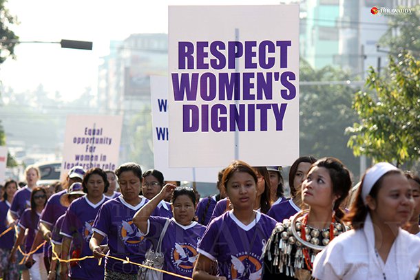အမျိုးသမီး အခွင့်အရေးနှင့် ပတ်သက်ပြီး ၂၀၁၂ ခုနှစ်အတွင်းက ရန်ကုန်မြို့တွင် လမ်းလျှောက် ဆန္ဒဖော်ထုတ်နေစဉ် (ဓာတ်ပုံ – ဂျေပိုင် / ဧရာဝတီ)