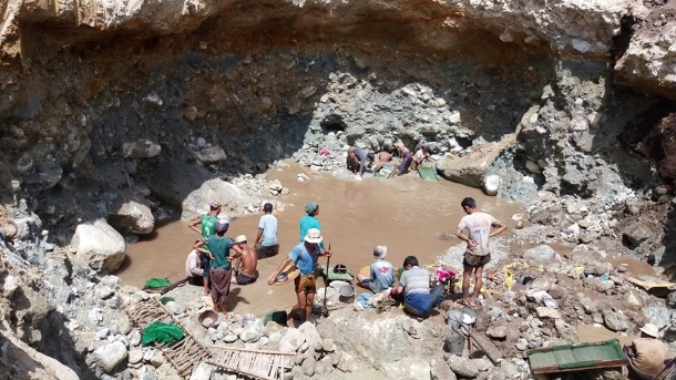 သပိတ်ကျင်းမြို့နယ်ရှိ ရွှေတူးဖော်သည့်လုပ်ကွက်တခုမှ လုပ်သားများ မြင်ကွင်း / မြတ်ပြည့်ဖြိုး / ဧရာဝတီ