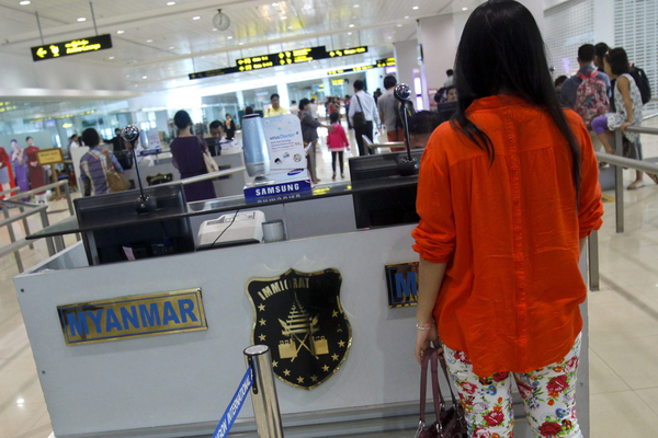 ရန်ကုန်လေဆိပ်ရှိ လူဝင်မှုကြီးကြပ်ရေးကောင်တာတခု