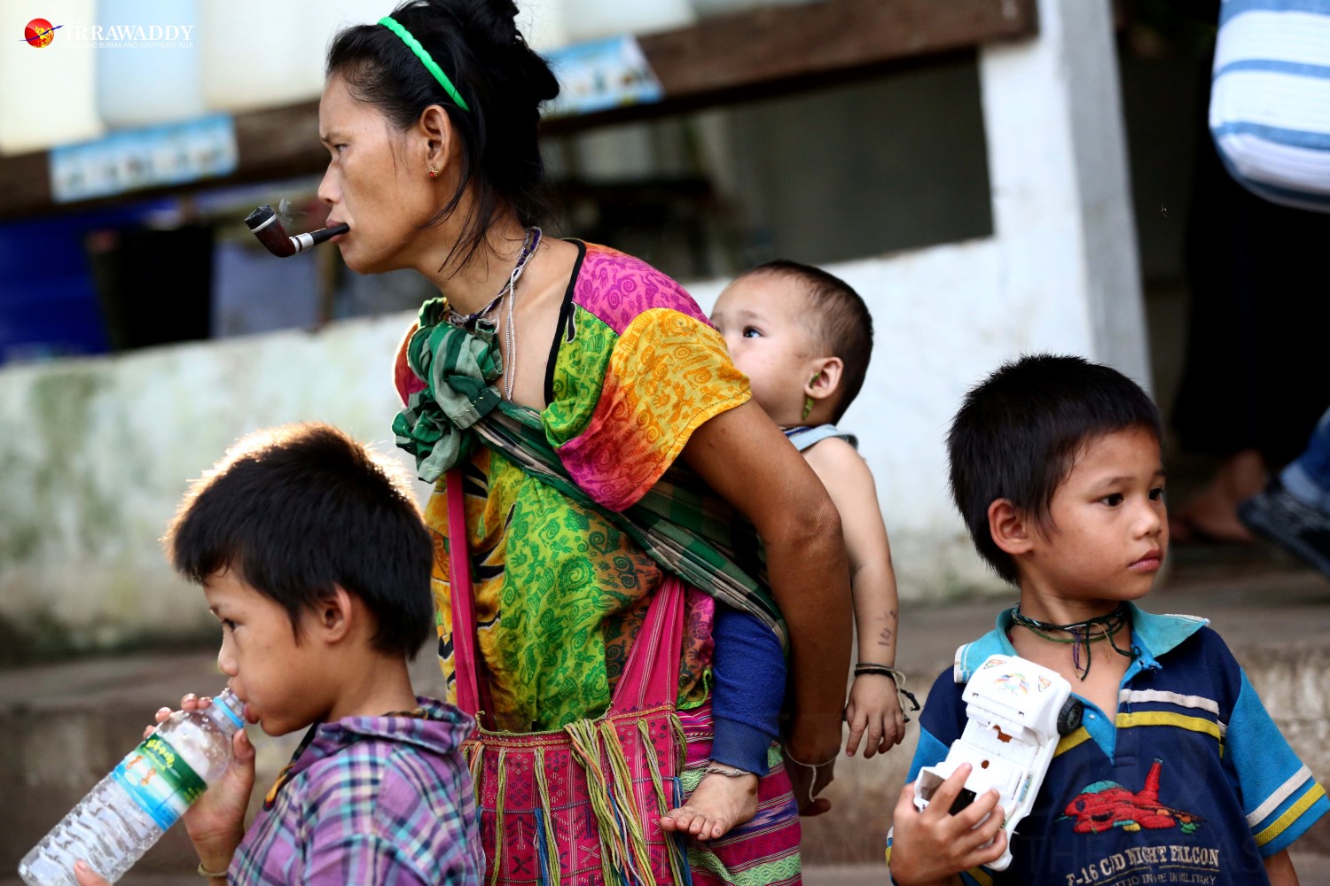 လတ်တလော ဖြစ်ပွားနေသော ကရင်ပြည်နယ်တွင်း တိုက်ပွဲများမှ လွတ်ရာ ရှောင်ပြေးလာသော ဒုက္ခသည် မိသားစု  / မျိုးမင်းစိုး / ဧရာဝတီ