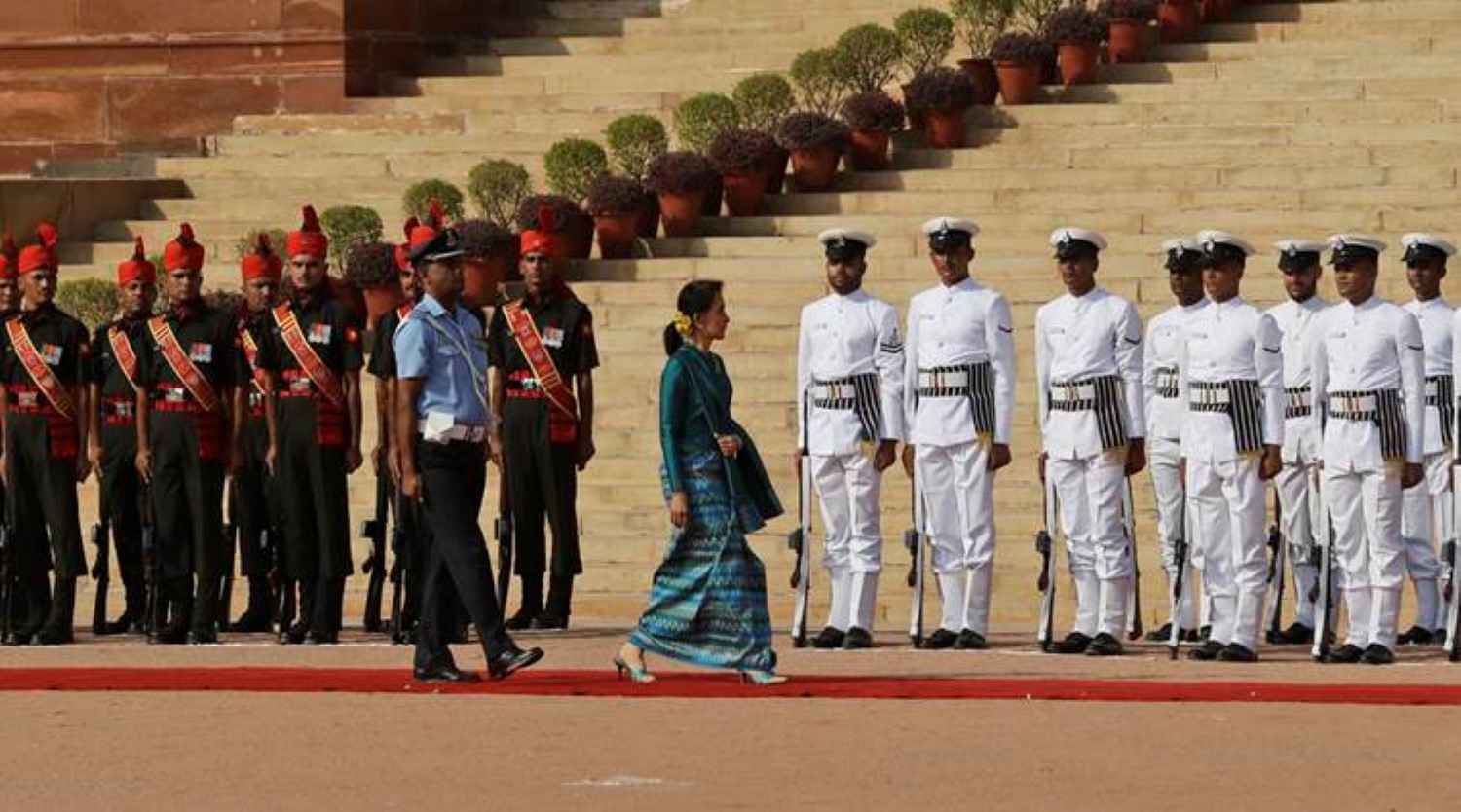 ဒေါ်အောင်ဆန်းစုကြည်နှင့် အိန္ဒိယ ဂုဏ်ပြုတပ်ဖွဲ့ / The Indian Express