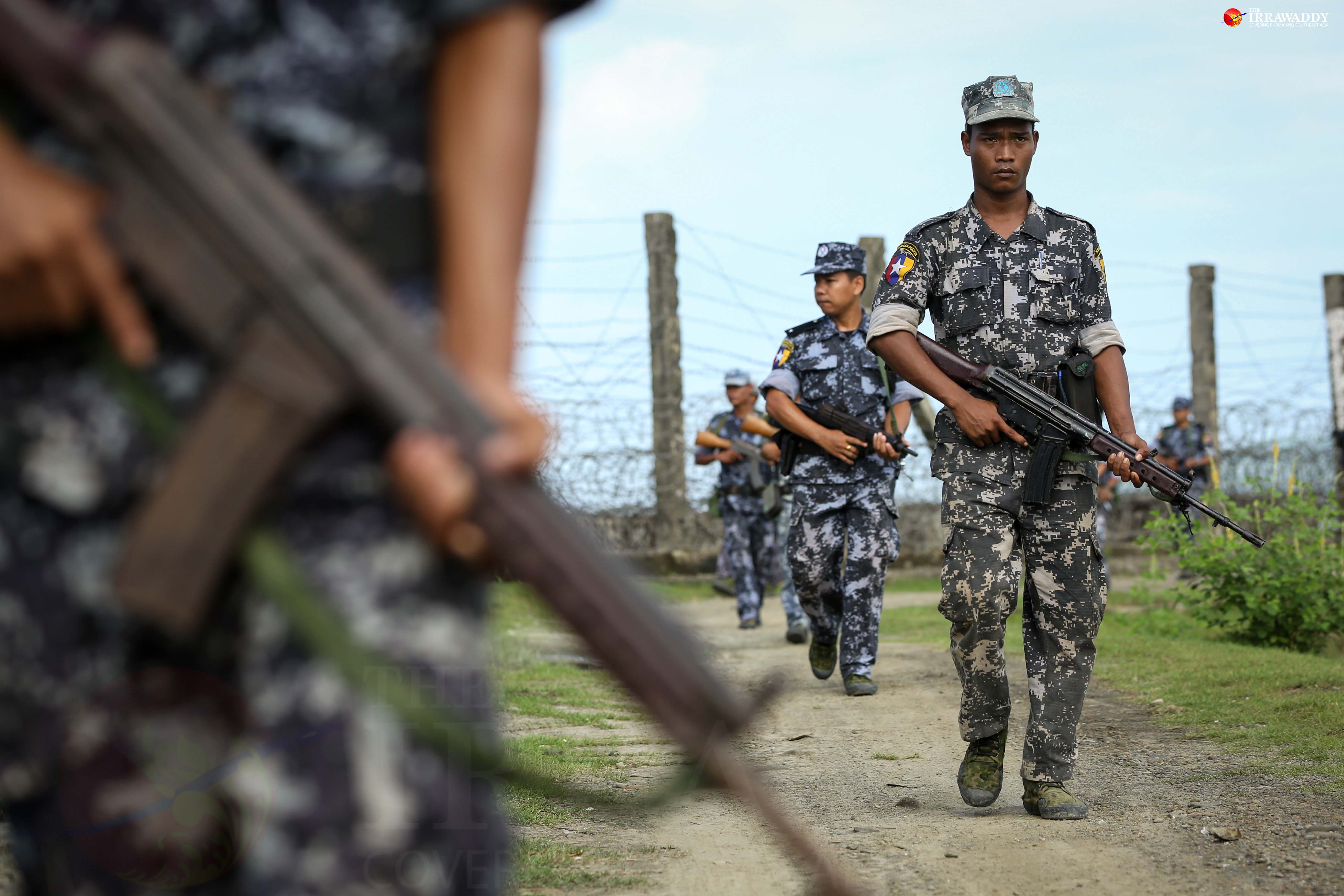 မောင်တောဒေသတွင် လုံခြုံရေးယူနေသည့် ရဲတပ်ဖွဲ့ဝင်များ / သော်ဟိန်းထက် / ဧရာဝတီ