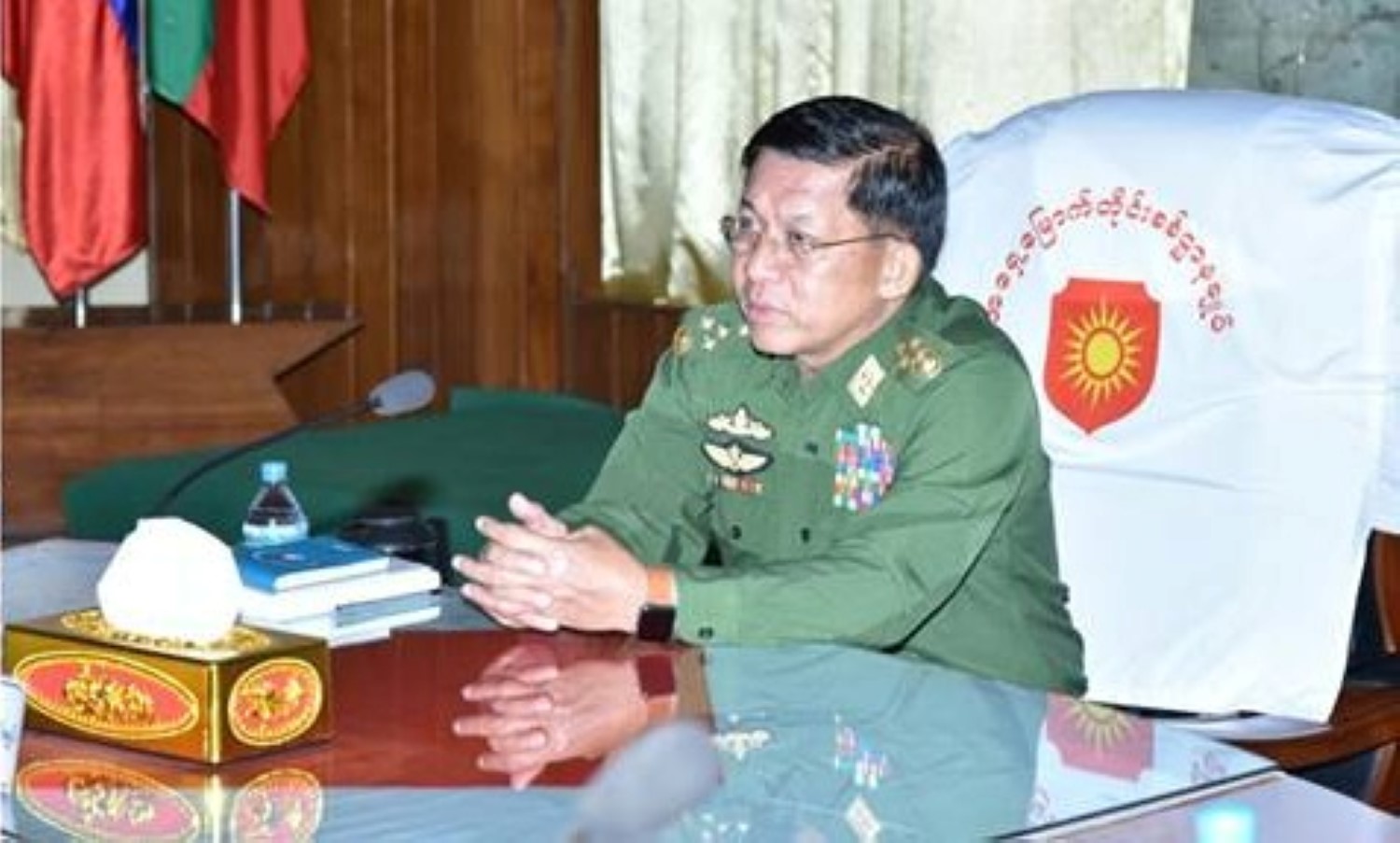 အရှေ့မြောက်တိုင်း စစ်ဌာနချုပ်တွင် မှာကြားနေသည့် ဗိုလ်ချုပ်မှူးကြီး မင်းအောင်လှိုင် / တပ်မတော် ကာကွယ်ရေးဦးစီးချုပ်ရုံး