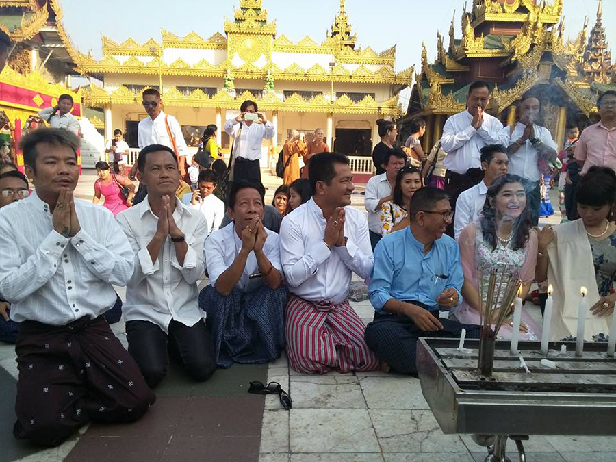 “မြန်မာပေါကားတွေ ရပ်” ရှင်ရှင်ဇာတ်ကား ကန်တော့ပွဲပေးမြင်ကွင်း / သန်းထွန်းဇော် / ဖေ့စ်ဘုတ်