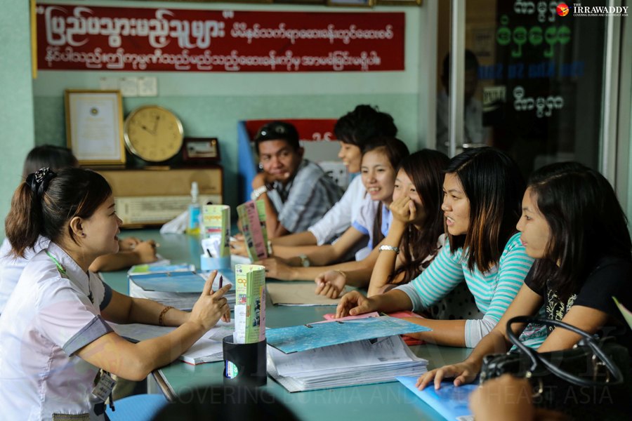 ပြည်ပနိုင်ငံတွင်း အလုပ်သွားရောက်လုပ်ကိုင်ရန် စုံစမ်းနေကြသည့် လူငယ်များ / ဧရာဝတီ