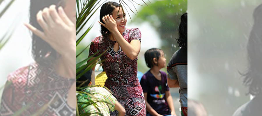 ၂၀၁၆ ခုနှစ် သင်္ကြန်မှာ ရေကစားနေတဲ့ သရုပ်ဆောင် အေးမြတ်သူ / အေးမြတ်သူ / facebook