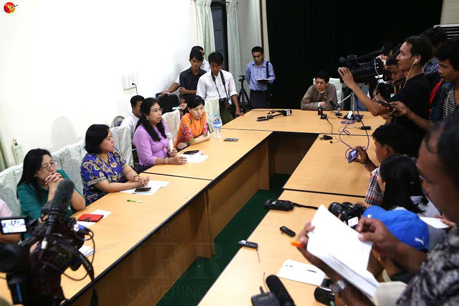 သူရဦးတင်ဦး၏ ကျန်းမာရေးအခြေအနေနှင့် ပတ်သက်ပြီး ရန်ကုန်ပြည်သူ့ဆေးရုံကြီးမှ တာဝန်ရှိသူများက မီဒီယာများကို ရှင်းလင်းနေပုံ / မျိုးမင်းစိုး / ဧရာဝတီ