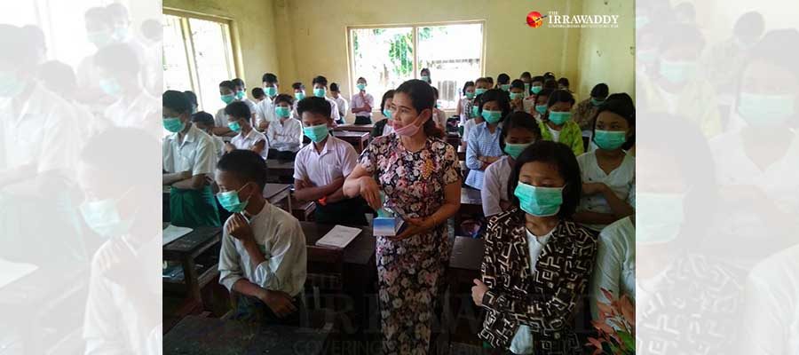 တာဝန်ရှိသူများမှ အခြေခံပညာကျောင်းများတွင် တုပ်ကွေးရောဂါ ပညာပေးမှုနှင့် နှာခေါင်းစည်းများဝေငှခြင်း ပြုလုပ်နေစဉ် / ဧရာဝတီ