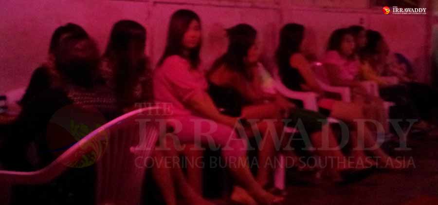 ဝမ်းရေးအတွက် ဧည့်သည်စောင့်မျှော်နေကြသော လိင်အလုပ်သမများ / ကျော်ခ / ဧရာဝတီ