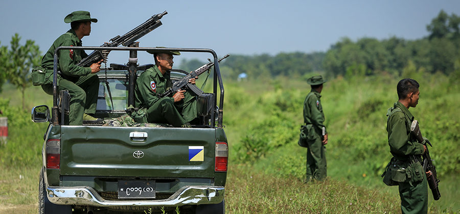 ၂၀၁၆ အောက်တိုဘာတိုက်ခိုက်မှုအပြီး မောင်တောမြို့ပြင်တွင် ကင်းစောင့်နေသော မြန်မာ့တပ်မတော်သားများ / ဧရာဝတီ