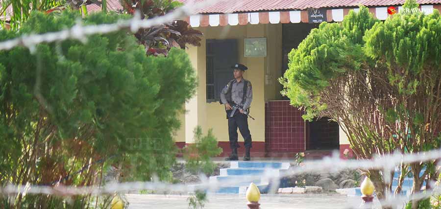 မောင်တောမြို့နယ်ရှိ တပ်ဖွဲ့တခုတွင် တာဝန်ထမ်းဆောင်နေသည့် ရဲတပ်သားတဦးကို မတ်လအတွင်းက တွေ့ရစဉ် / ထက်နိုင်ဇော် / ဧရာဝတီ