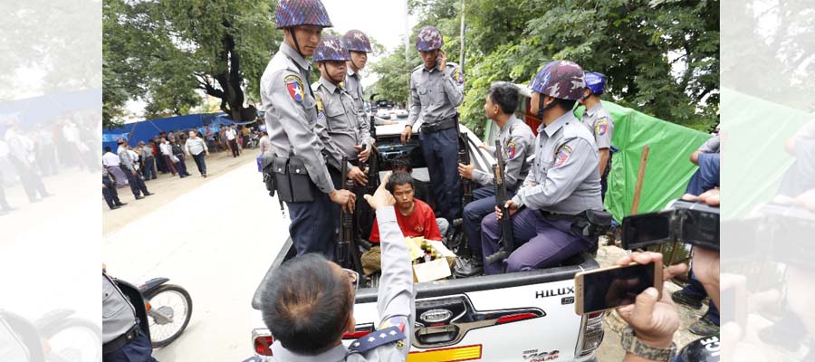 မန္တလေးမြို့တွင် ရက် ၁၀၀ စီမံချက်နှင့် သတင်းအရ မူးယစ်ဆေးဝါး သုံးဆွဲသူများကို အင်အားသုံး ရှာဖွေဖမ်းဆီး နေမှု အား ဇူလိုင်လ၂၅ ရက်နေ့ နံနက်ပိုင်းက ၂၂ လမ်း ကမ်းနားလမ်း အနီးတွင် တွေ့ရှိရသည်။  / ဇော်ဇော် / ဧရာဝတီ