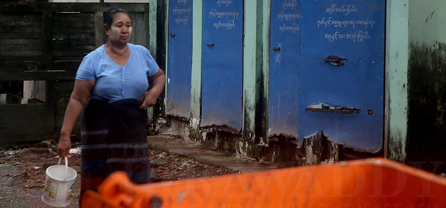 မင်္ဂလာတောင်ညွန့်မြို့နယ်ရှိ အများသုံးသန့်စင်ခန်းကို အသုံးပြုနေသည့် အမျိုးသမီးတဦး / မျိုးမင်းစိုး / ဧရာဝတီ