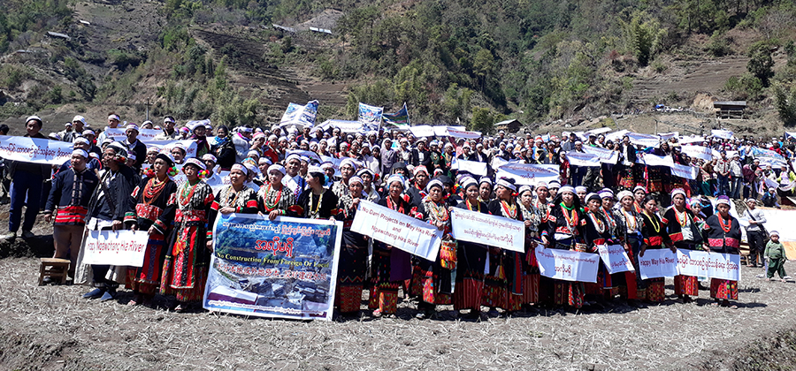 ကချင်ပြည်နယ်ရှိ ငေါ့ချန်းခ မြစ်ပေါ်တွင် တည်ဆောက်မည့် ရေကာတာ စီမံကိန်းများကို ၂၀၁၇ ခုနှစ် မတ်လ အတွင်းက ကန့်ကွက် ဆန္ဒပြနေသော ဒေသခံ တိုင်းရင်းသားများ / KDNG