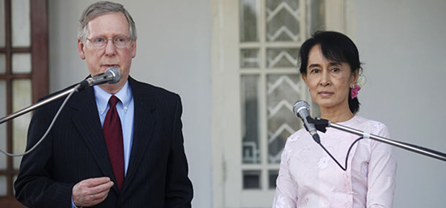 ၂၀၁၂ ခုနှစ် ရန်ကုန်ရှိ ဒေါ်အောင်ဆန်းစုကြည် နေအိမ်သို့ လာရောက်လည်ပတ်သော Mitch McConnell / Reuters