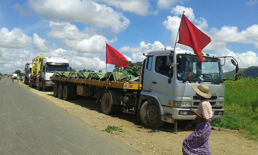 လက်ပံတောင်းဒေသခံများ ကြေးနီးတင်ယာဉ်များကို တားဆီးကာ ထိုင်သပိတ်ပြုလုပ်နေစဉ် (ဓာတ်ပုံ - မစန်းနွဲ့)