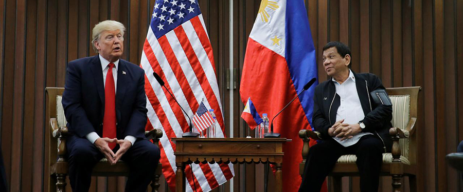 အမေရိကန်သမ္မတ ဒေါ်နယ်ထရမ့်နှင့် ဖိလစ်ပိုင်သမ္မတ ရိုဒရီဂိုဒူတာတေးတို့ကို ၂ နိုင်ငံ ထိပ်သီး ဆွေးနွေးပွဲတွင် တွေ့ရစဉ် / Reuters