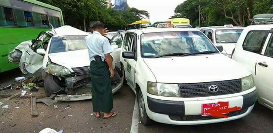 YBS ယာဉ်လိုင်း၃၅ မှ ခရီးသည်တင်ယာဉ်1F / 5771 ဝင်တိုက်မှုကြောင့် ထိခိုက်မှုများဖြစ်ပွားစဉ် / မဖြူ Facebook