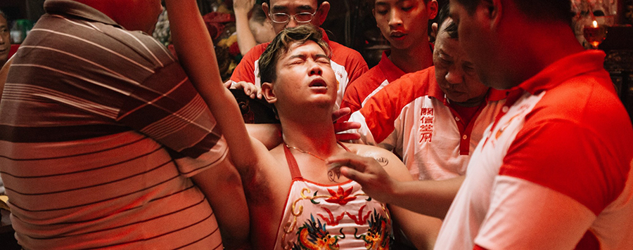 အသက် ၂၁ နှစ် အရွယ် တရုတ်နွယ်ဖွား အင်ဒိုနီးရှားနိုင်ငံသား နတ်ဝင်သည်  အရီဖင်ကာနီယာဝမ် / Ceritalah / Muhammad Fadli