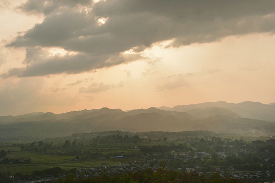 သီပေါမြို့ဟာ ပေ ၁၃၇ဝ အမြင့်မှာရှိနေပေမယ့်လည်း တောင်တွေ ပတ်ချာလည်ဝိုင်းနေတဲ့ ချိုင့်ဝှမ်းလွင်ပြင်က မြို့တမြို့ပဲဖြစ်ပါတယ်။ / သဇင်လှိုင် / ဧရာဝတီ