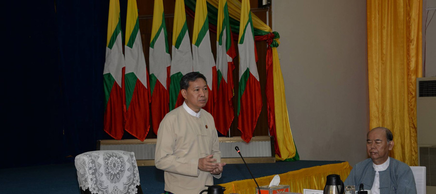 အစည်းအဝေးတခုတွင် တွေ့ရသည့် ပညာရေးဝန်ကြီးဌာန ပြည်ထောင်စု ဝန်ကြီး ဒေါက်တာမျိုးသိမ်းကြီး / ပညာရေးဝန်ကြီးဌာန