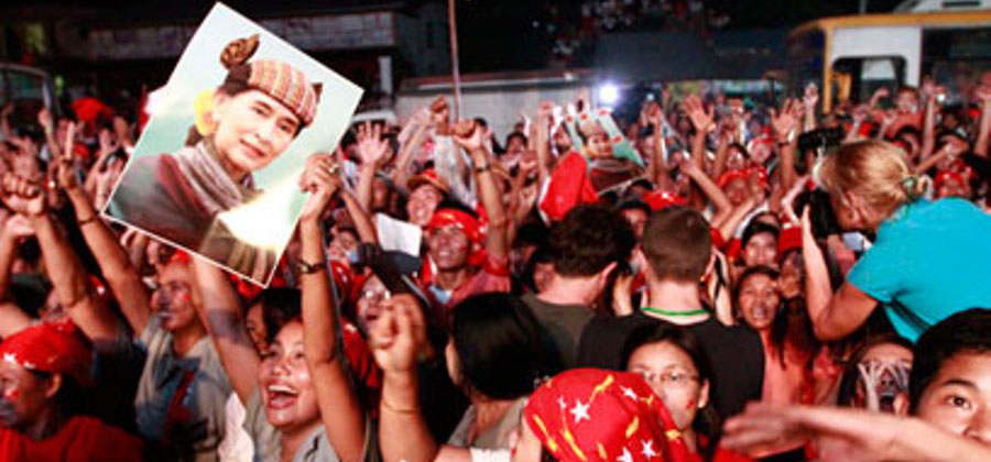 ၂၀၁၂ ကြားဖြတ် ရွေးကောက်ပွဲ နိုင်၍ ရန်ကုန် NLD ရုံးချုပ်ရှေ့တွင် အောင်ပွဲခံနေသည့် NLD ထောက်ခံသူများ  / ဧရာဝတီ