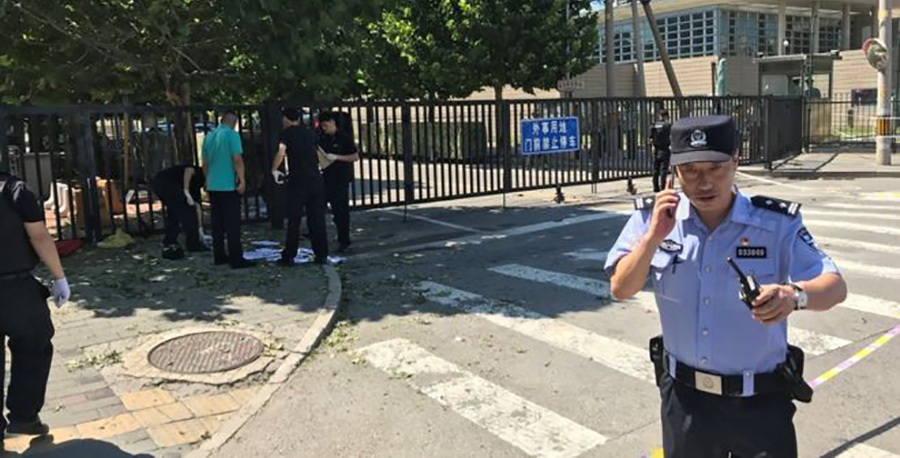 ဗုံးပေါက်ကွဲပြီးနောက် တရုတ်လုံခြုံရေး အရာရှိများ ရောက်ရှိလာစဉ် / Reuters