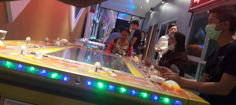 ထိုင်း - မြန်မာ နယ်စပ် မြဝတီ ကာစီနိုရုံ အတွင်း ဂိမ်းကစား နေကြသူများ / ဧရာဝတီ