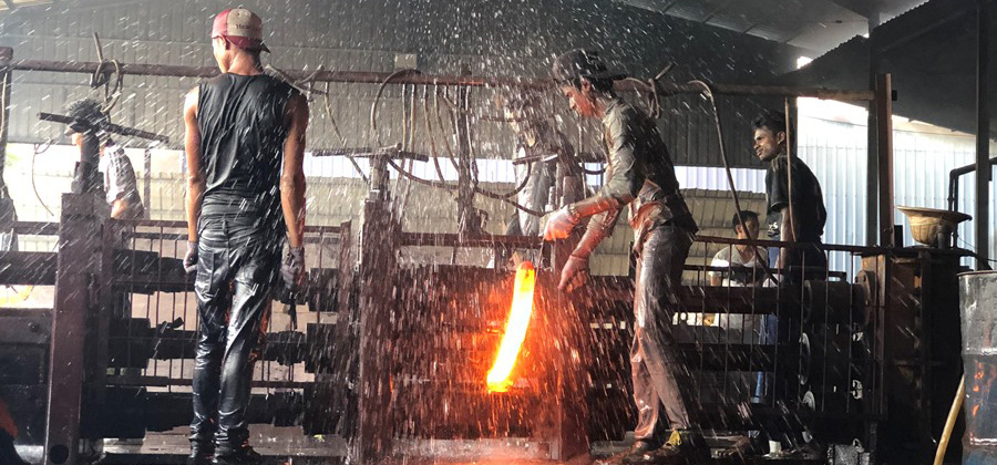 မန္တလေး စက်မှုဇုန် တခုရှိ သံရည်ကြို လုပ်ငန်းခွင်တခု  / မြတ်ပြည့်ဖြိုး / ဧရာဝတီ