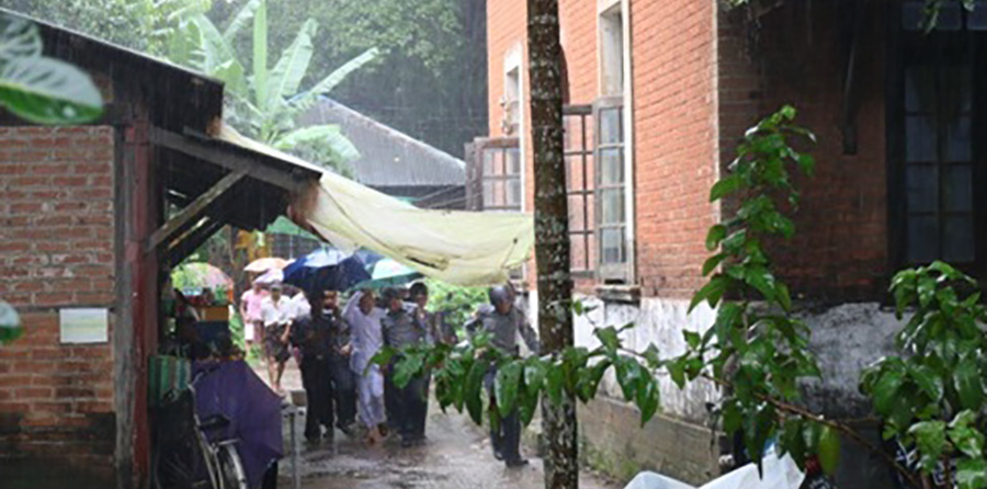 အပြီးသတ်အမိန့်ချမည့်နေ့တွင် ဦးသုန္ဒရအား အချုပ်ခန်းမှ တရားခွင်သို့ ခေါ်ဆောင်လာသည်ကို တရားရုံးပြင်ပမှ တွေ့ရစဉ်  / မယ်လွန်း