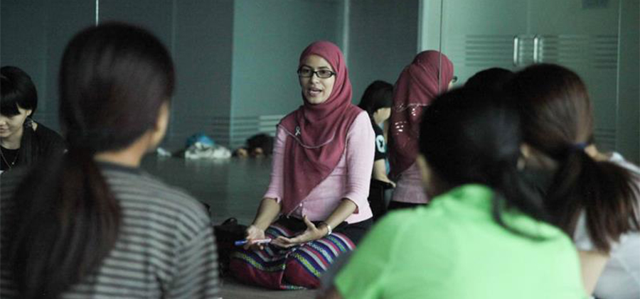 ဒေါက်တာသက်ထွေးသည် Strong Flowers တွင် လိင်ပညာရေး သင်ကြားပေးနေသည်မှာ ၂၀၁၆ ခုနှစ် ကတည်းကပင် ဖြစ်သည် / Strong Flowers