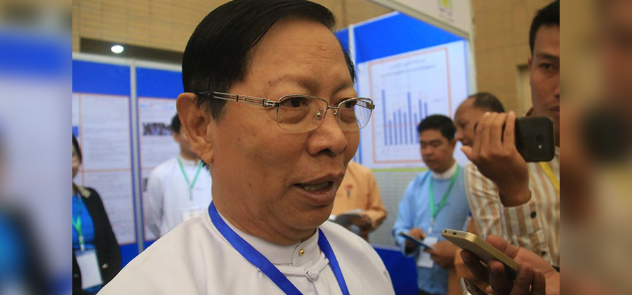 နေပြည်တော်တွင် သတင်းထောက်များနှင့် တွေ့ဆုံနေသည့် သူရ ဦးအောင်ကို  / ထက်နိုင်ဇော် / ဧရာဝတီ