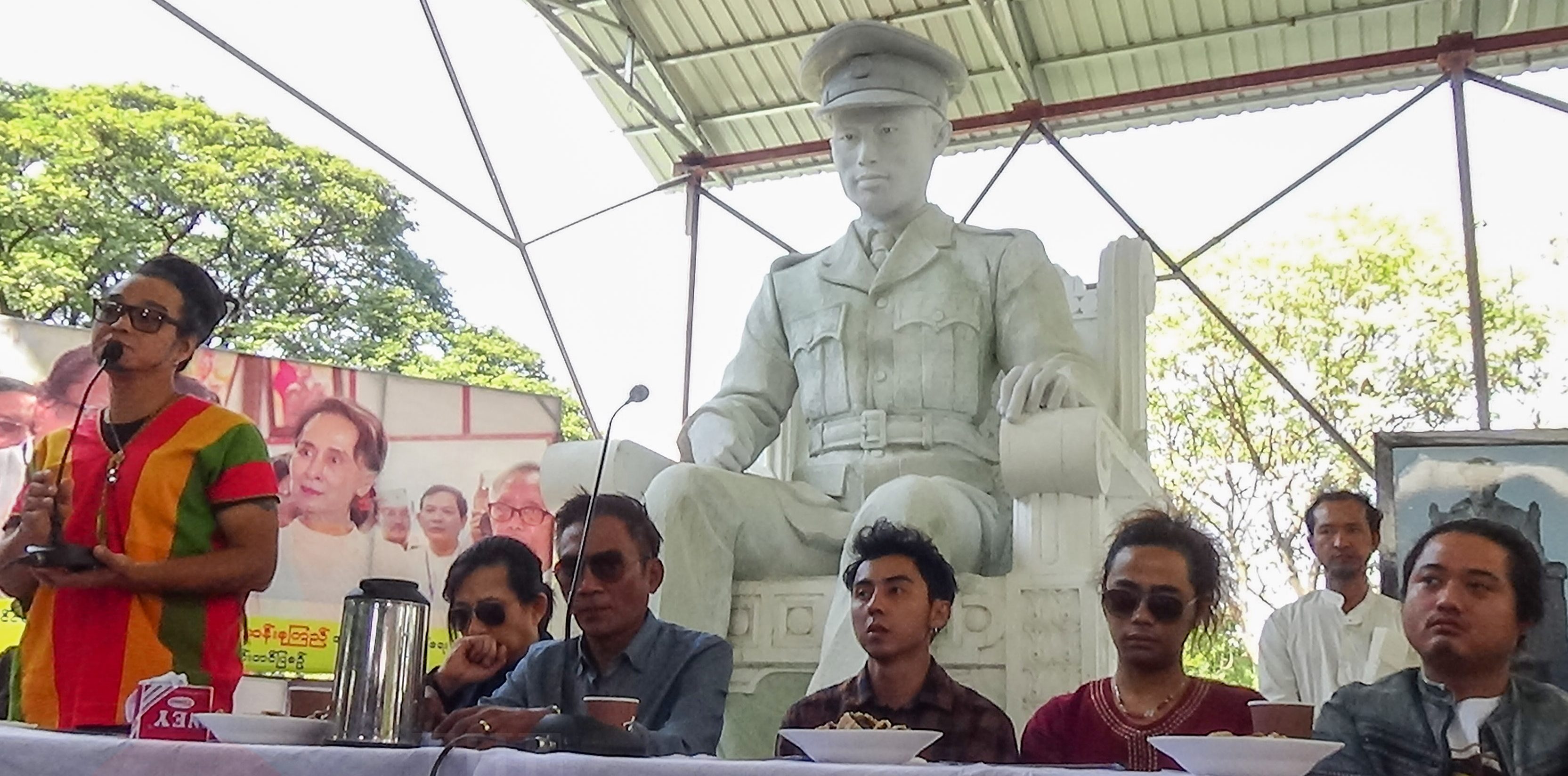 ဗိုလ်ချုပ်အောင်ဆန်း ကျောက်ဆစ်ရုပ်တုနှင့် ဗိမာန်တော်ဖြစ်မြောက်ရေး ရန်ပုံငွေဂီတပွဲအကြောင်း သတင်းစာရှင်းလင်းပွဲ  / ဒီလှိုင်းဝင်း / ဧရာဝတီ