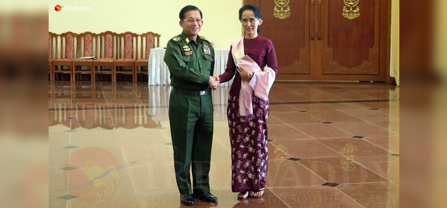 NLD ရွေးကောက်ပွဲ အနိုင်ရပြီးသည့် ၂၀၁၅ ခုနှစ် ဒီဇင်ဘာ လဆန်းက နေပြည်တော်ရှိ ကာကွယ်ရေး ဦးစီးချုပ်ရုံး တွင် ဗိုလ်ချုပ်မှူးကြီး မင်းအောင်လှိုင် နှင့် ဒေါ်အောင်ဆန်းစုကြည် တွေ့ဆုံစဉ်  / ထက်နိုင်ဇော် / ဧရာဝတီ