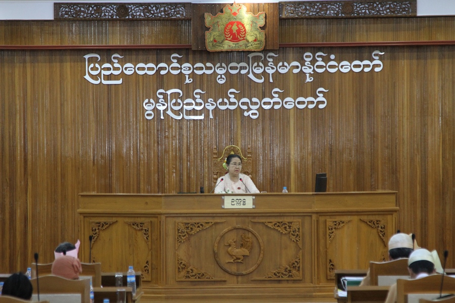 မွန်ပြည်နယ် လွှတ်တော် အစည်းအဝေး ကျင်းပနေစဉ်  / ဉာဏ်စိုးဝင်း / ဧရာဝတီ