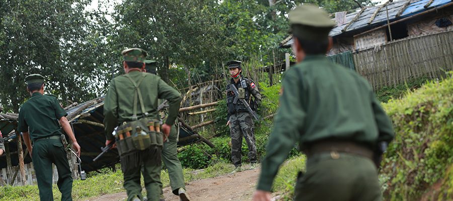 ကချင်ပြည်နယ် မိုင်ဂျာနယ်မြို့နယ်တွင် လှုပ်ရှားနေသော KIA တပ်ဖွဲ့ဝင်များ  / ဧရာဝတီ