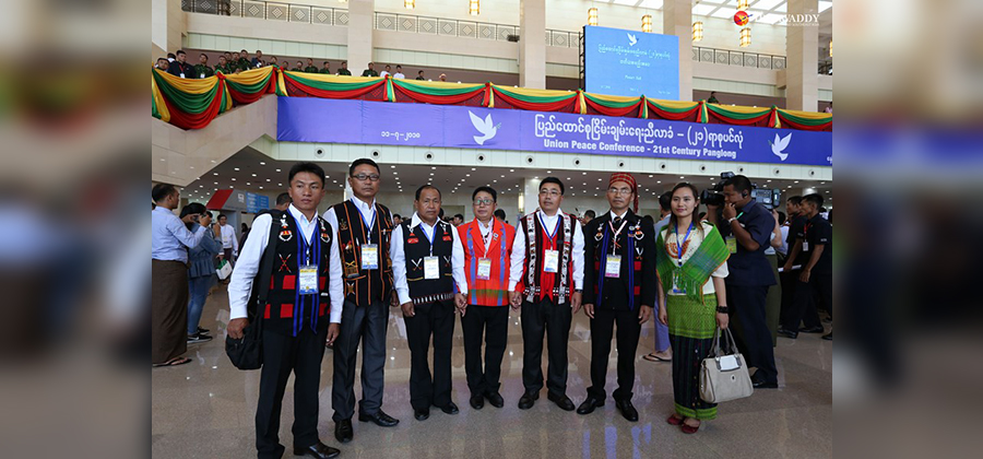 NSCN-K မှ ငြိမ်းချမ်းရေး ဖော်ဆောင်ရေး အဖွဲ့ ခေါင်းဆောင် ဦးအန်ကန့်နှင့် ဦးကျော်ဝမ်းစိန်တို့ ဦးဆောင်သော ကိုယ်စားလှယ်အဖွဲ့ကို ၂၀၁၈ ခုနှစ် ဇူလိုင်လက တတိယအကြိမ် ၂၁ ရာစု ပင်လုံ အစည်းအဝေး တက်ရောက်လာစဉ်  / ထက်ဝေ / ဧရာဝတီ