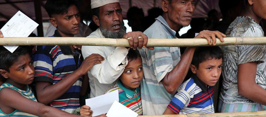 အသားရိက္ခာဝေငှရာတွင် တန်းစီစောင့်ဆိုင်းနေသော ဒုက္ခသည်များ / Reuters